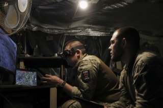 Les spécialistes ukrainiens de la guerre des drones en opération vendredi dans un endroit tenu secret. KEYSTONE/EPA/OLEG MOVCHANIUK